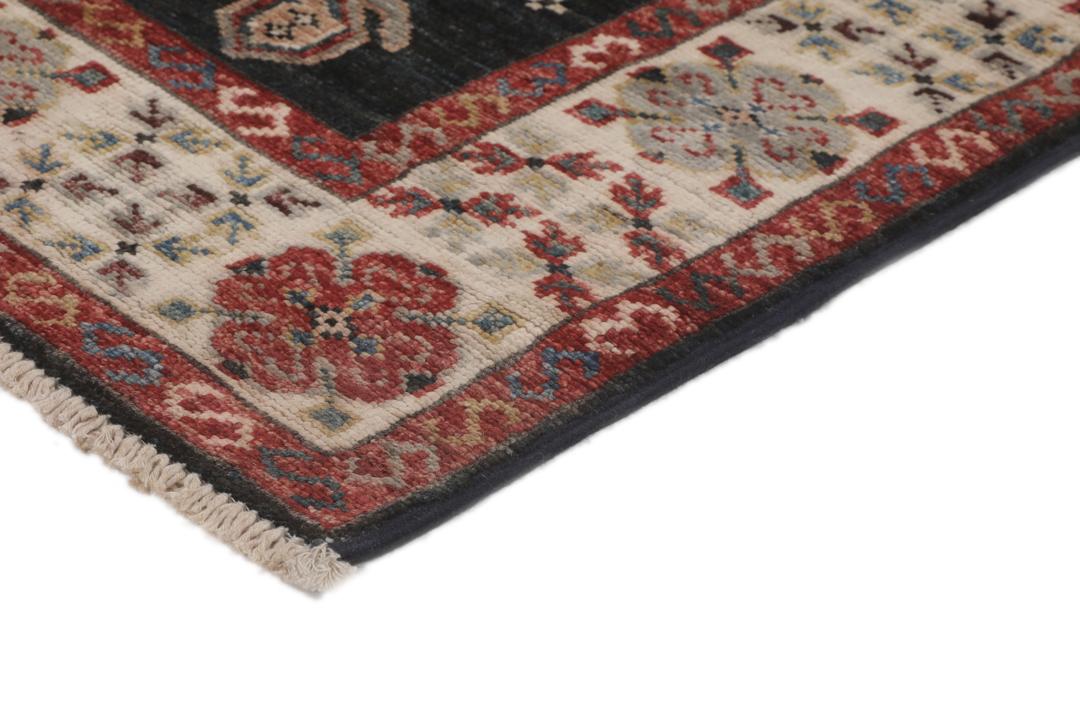 Tapis Kazak noué à la main originaire d'Afghanistan avec un champ bleu foncé et des motifs géométriques