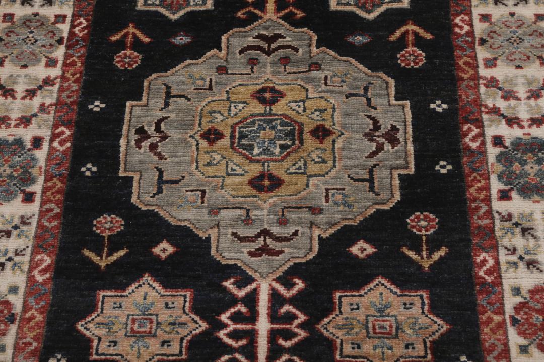 Tapis Kazak noué à la main originaire d'Afghanistan avec un champ bleu foncé et des motifs géométriques