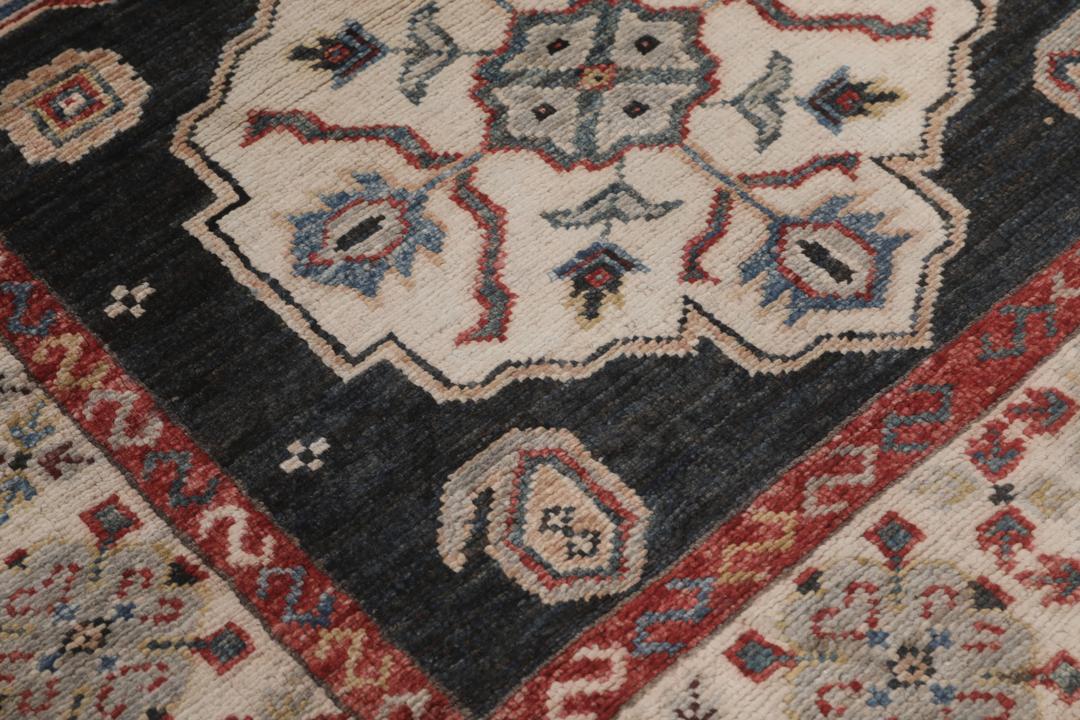 Tapis Kazak noué à la main originaire d'Afghanistan avec un champ bleu foncé et des motifs géométriques