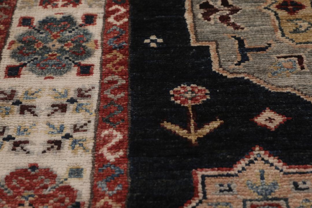 Tapis Kazak noué à la main originaire d'Afghanistan avec un champ bleu foncé et des motifs géométriques