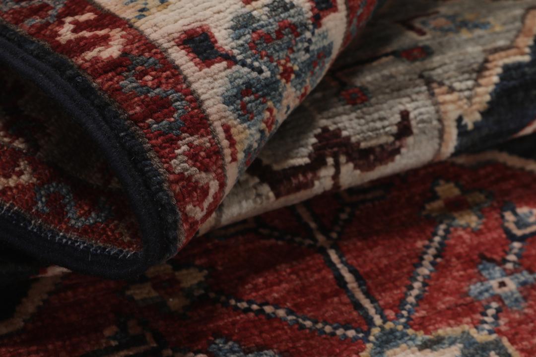 Tapis Kazak noué à la main originaire d'Afghanistan avec un champ bleu foncé et des motifs géométriques