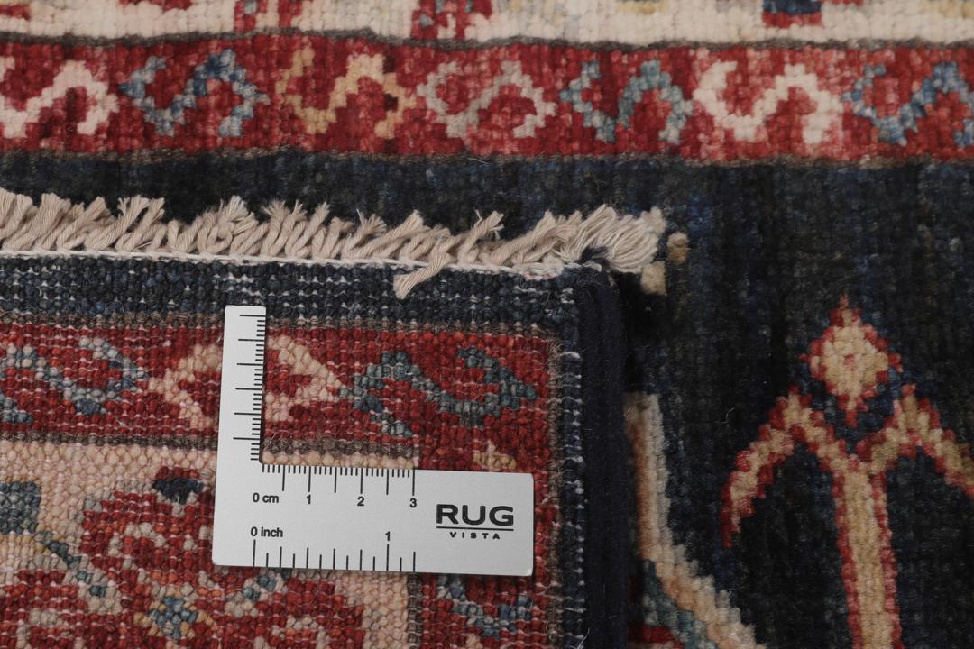 Tapis Kazak noué à la main originaire d'Afghanistan avec un champ bleu foncé et des motifs géométriques