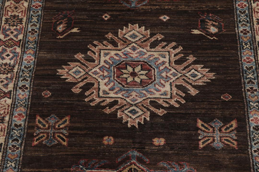 Alfombra pasillera Kazak afgana anudada a mano con medallones geométricos sobre un fondo marrón