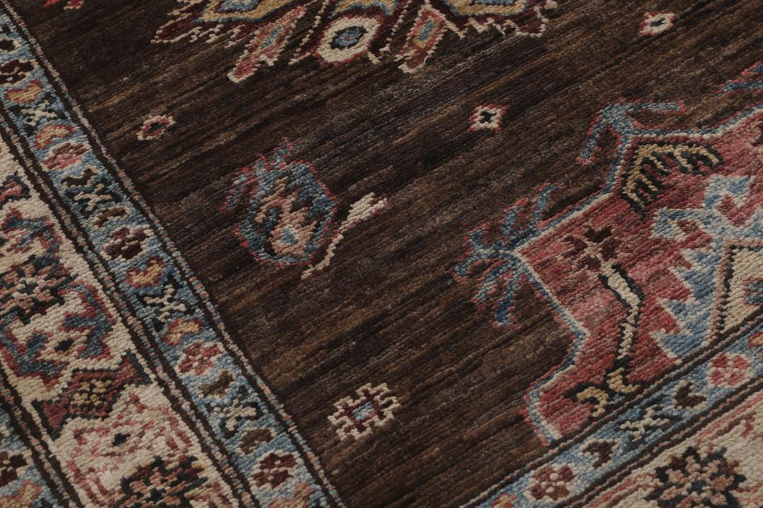 Alfombra pasillera Kazak afgana anudada a mano con medallones geométricos sobre un fondo marrón