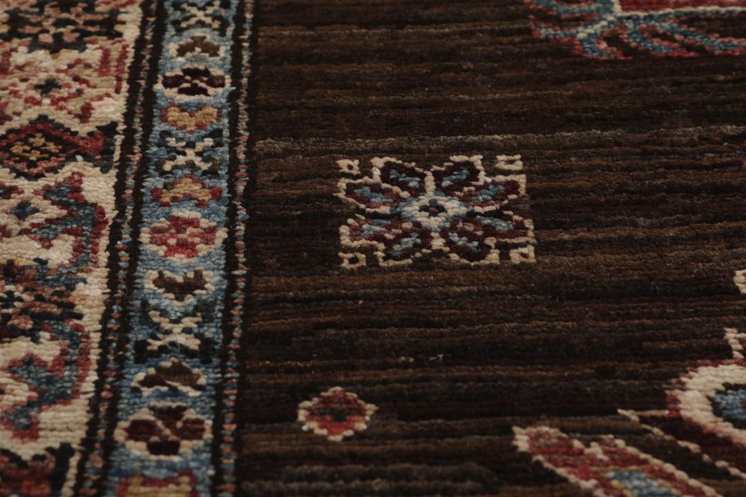 Alfombra pasillera Kazak afgana anudada a mano con medallones geométricos sobre un fondo marrón