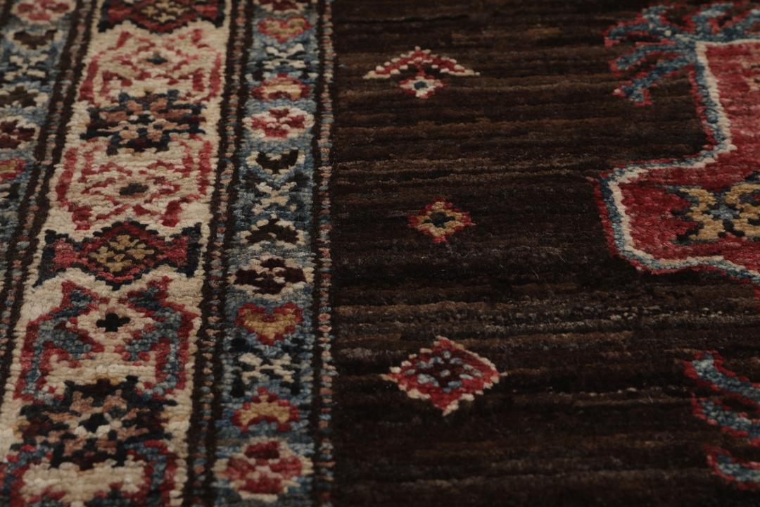 Alfombra pasillera Kazak afgana anudada a mano con medallones geométricos sobre un fondo marrón