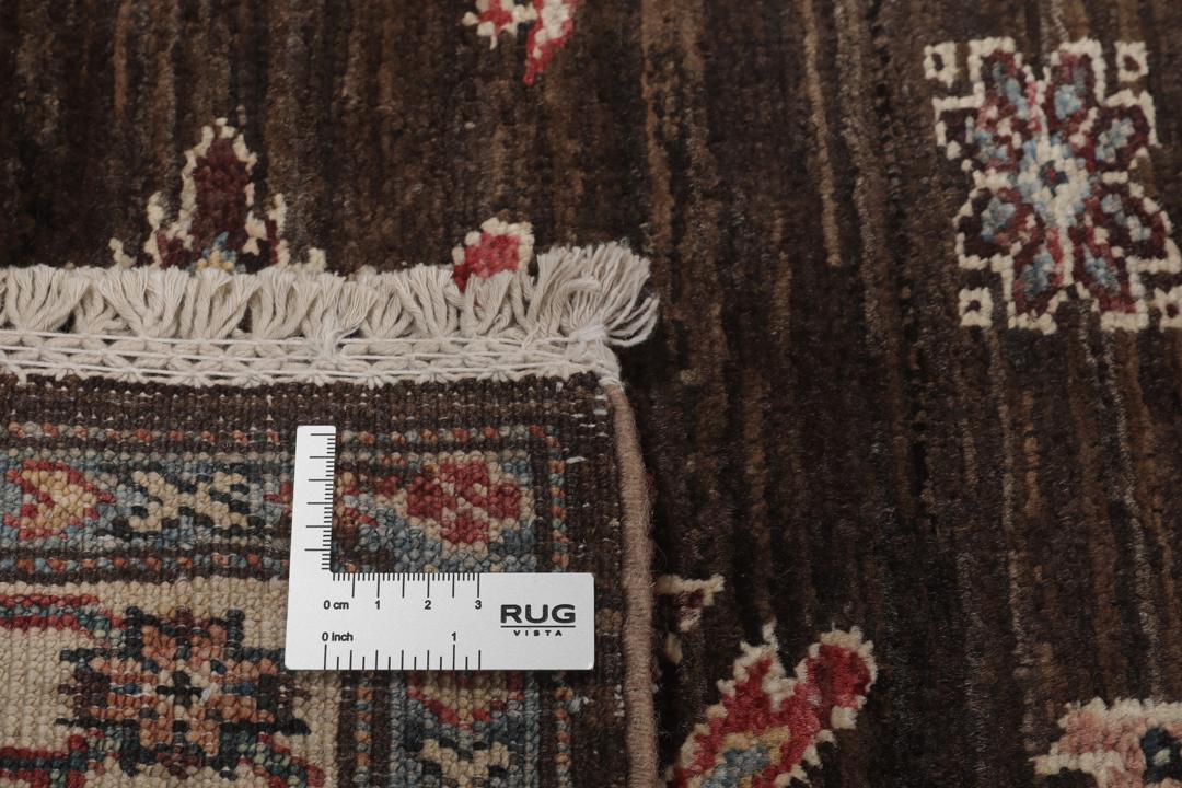 Alfombra pasillera Kazak afgana anudada a mano con medallones geométricos sobre un fondo marrón