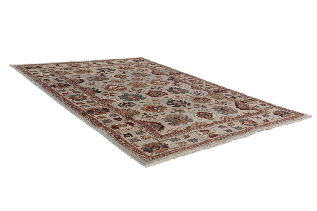 Tapis Kazak noué à la main originaire d'Afghanistan avec un fond gris et des motifs traditionnels.