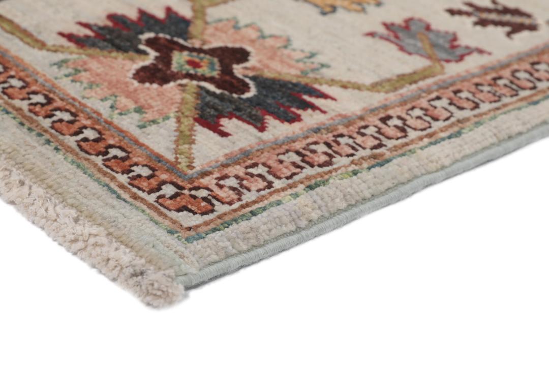 Tapis Kazak noué à la main originaire d'Afghanistan avec un fond gris et des motifs traditionnels.