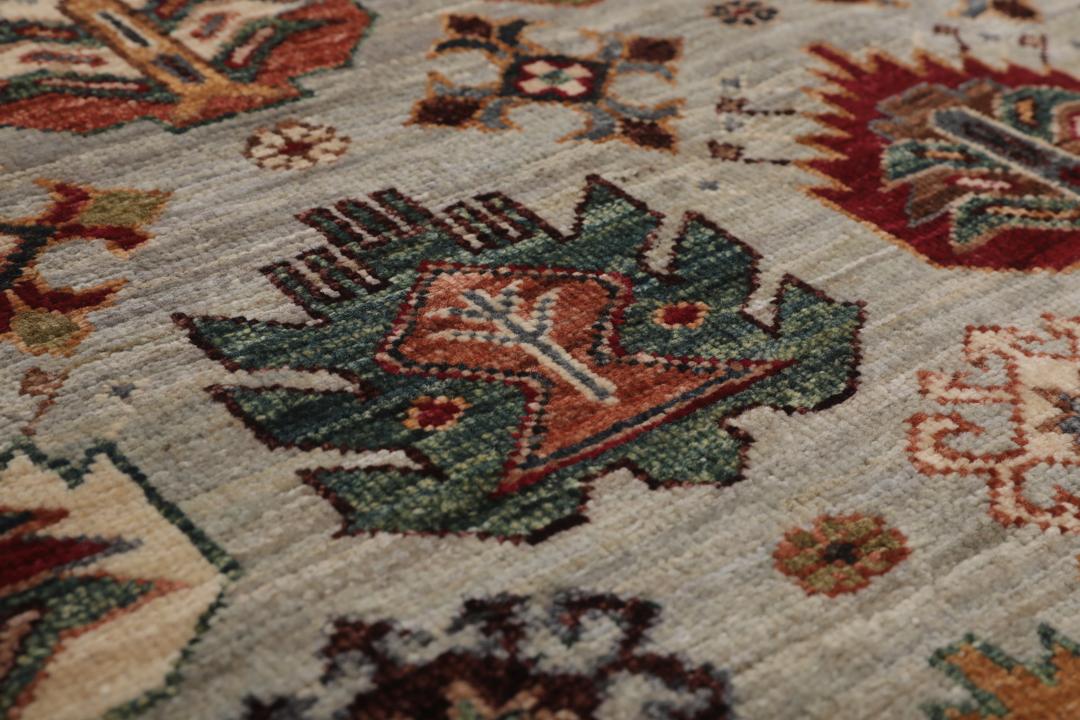 Tapis Kazak noué à la main originaire d'Afghanistan avec un fond gris et des motifs traditionnels.