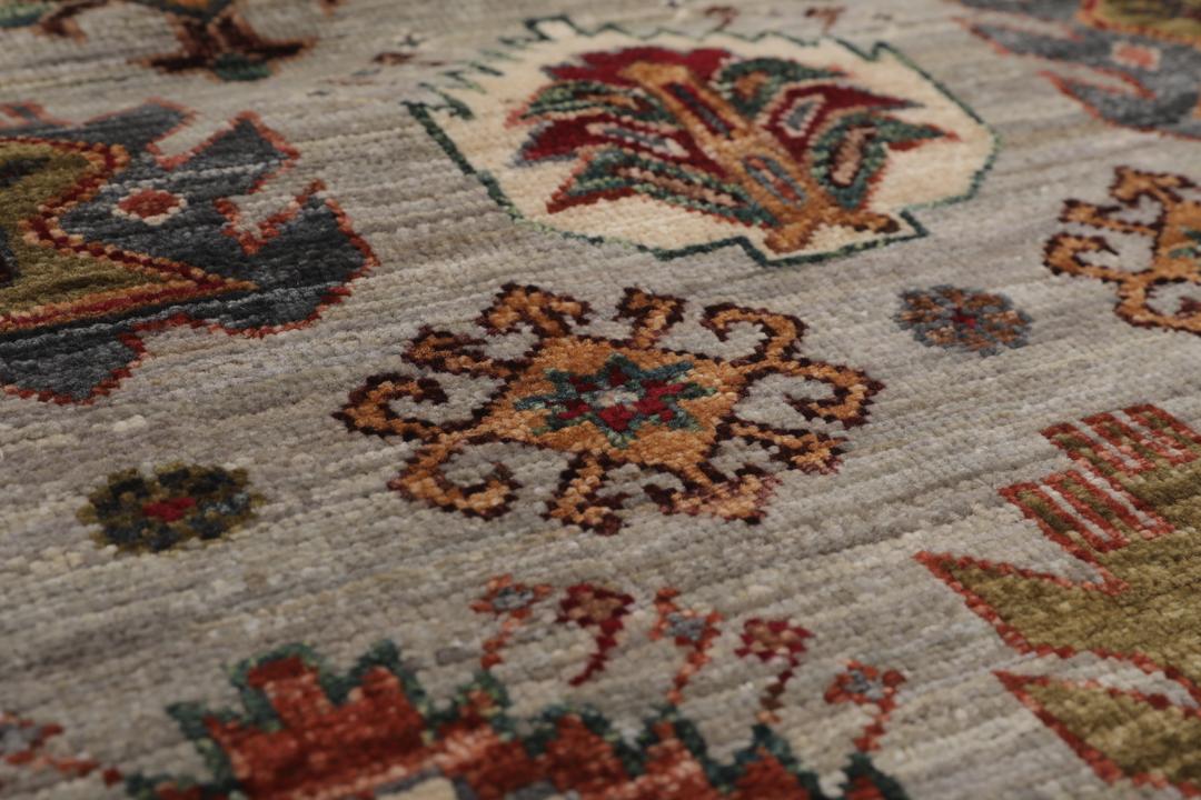 Tapis Kazak noué à la main originaire d'Afghanistan avec un fond gris et des motifs traditionnels.