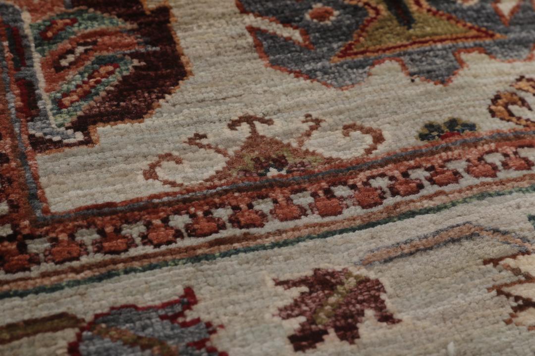 Tapis Kazak noué à la main originaire d'Afghanistan avec un fond gris et des motifs traditionnels.