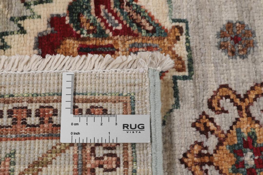 Tapis Kazak noué à la main originaire d'Afghanistan avec un fond gris et des motifs traditionnels.