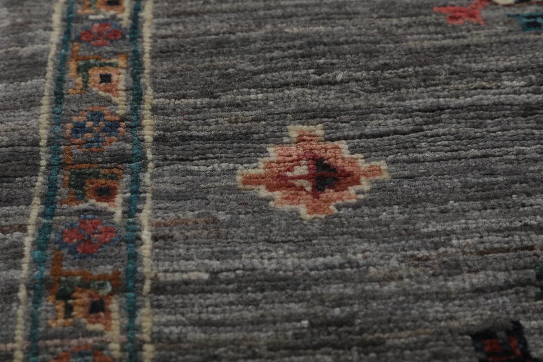 Håndknyttet afghansk tæppe med grå bund og farverige geometriske medaljoner