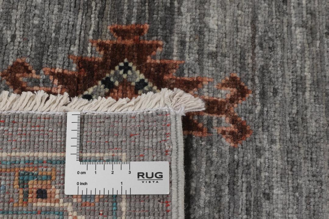 Håndknyttet afghansk tæppe med grå bund og farverige geometriske medaljoner
