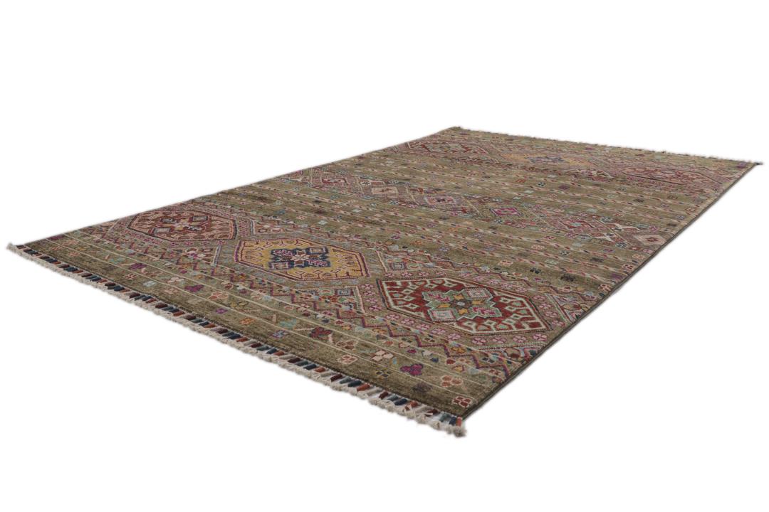 Alfombra afgana anudada a mano con patrones geométricos tribales en tonos marrones y multicolor