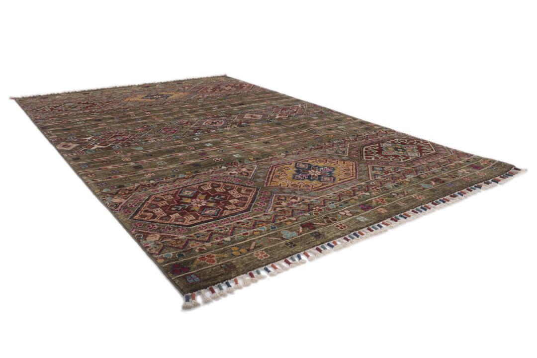 Alfombra afgana anudada a mano con patrones geométricos tribales en tonos marrones y multicolor