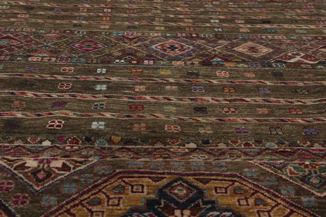 Alfombra afgana anudada a mano con patrones geométricos tribales en tonos marrones y multicolor