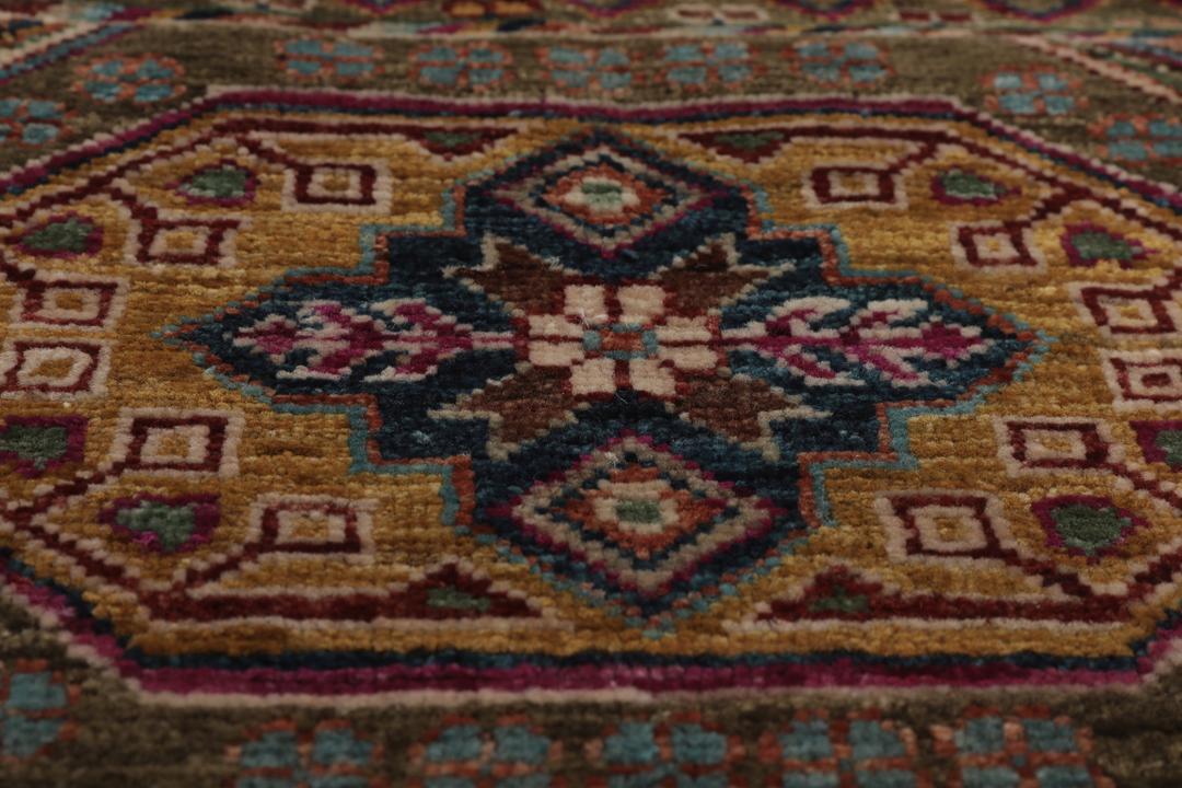 Alfombra afgana anudada a mano con patrones geométricos tribales en tonos marrones y multicolor