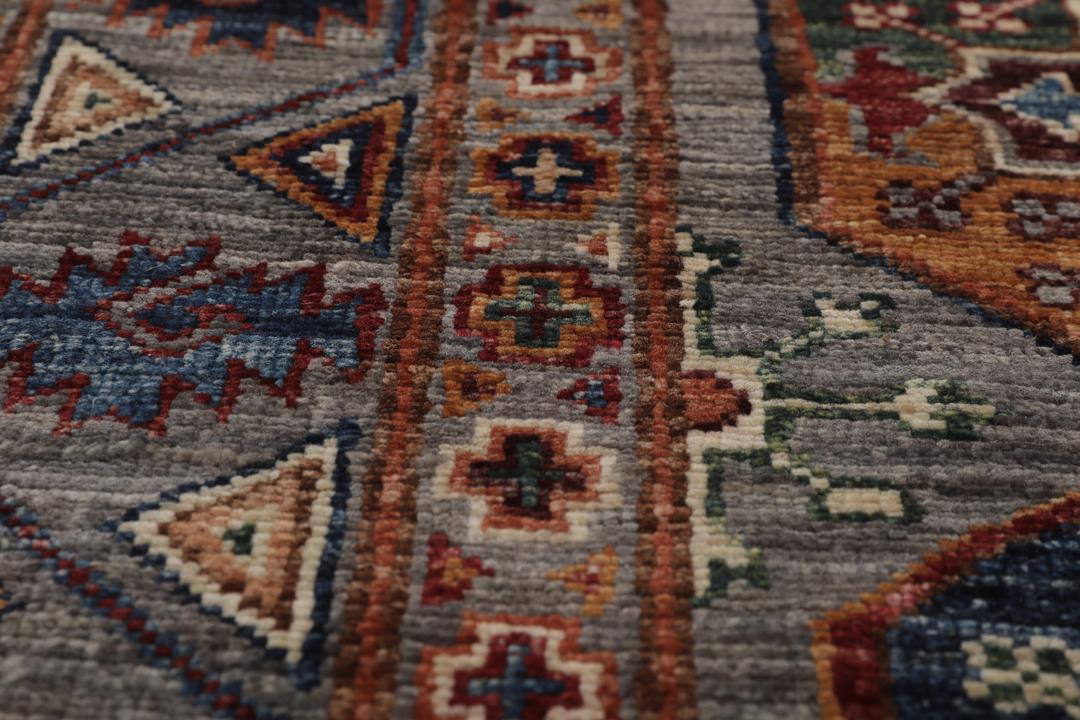 Håndknyttet afghansk tæppe med medaljonmønstre i grå og flerfarvede toner