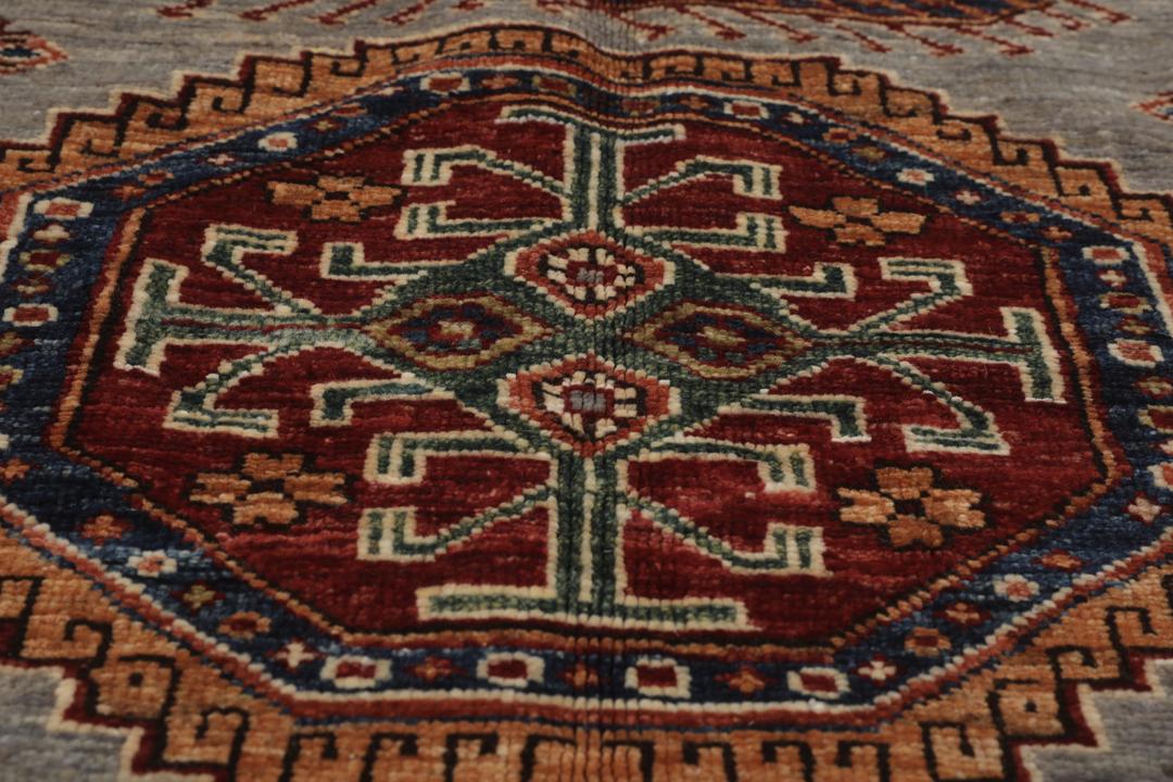 Covor din lână Kazak Ariana înnodat manual, provenit din Afganistan, cu câmp gri și modele geometrice