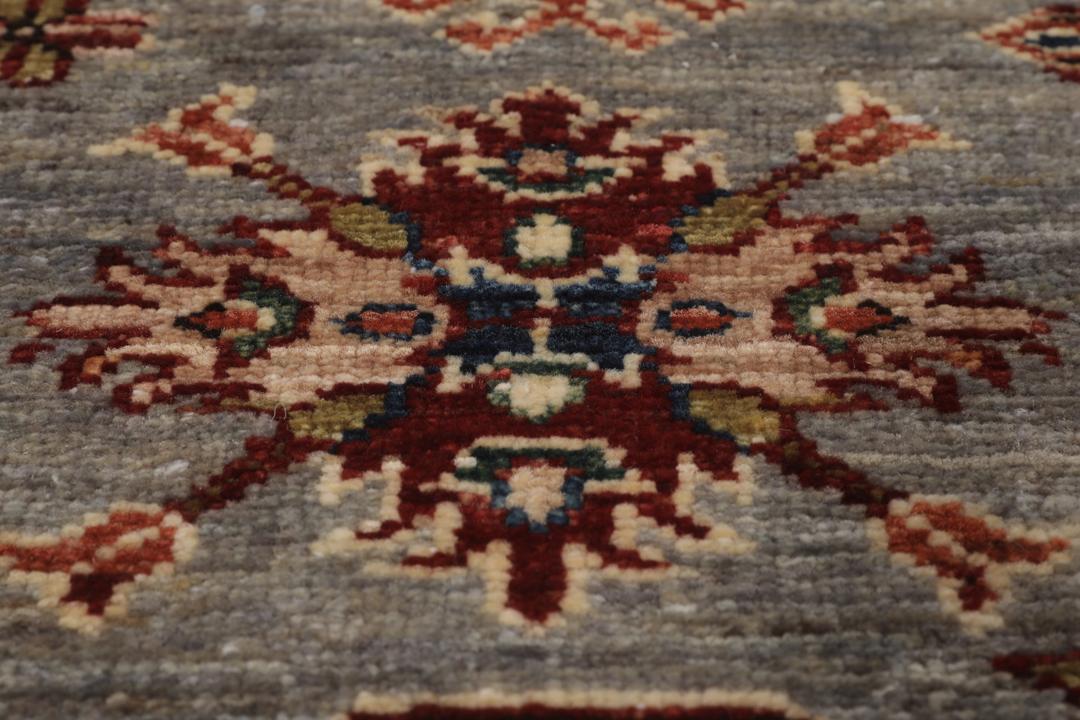 Covor din lână Kazak Ariana înnodat manual, provenit din Afganistan, cu câmp gri și modele geometrice