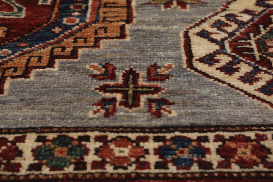 Covor din lână Kazak Ariana înnodat manual, provenit din Afganistan, cu câmp gri și modele geometrice
