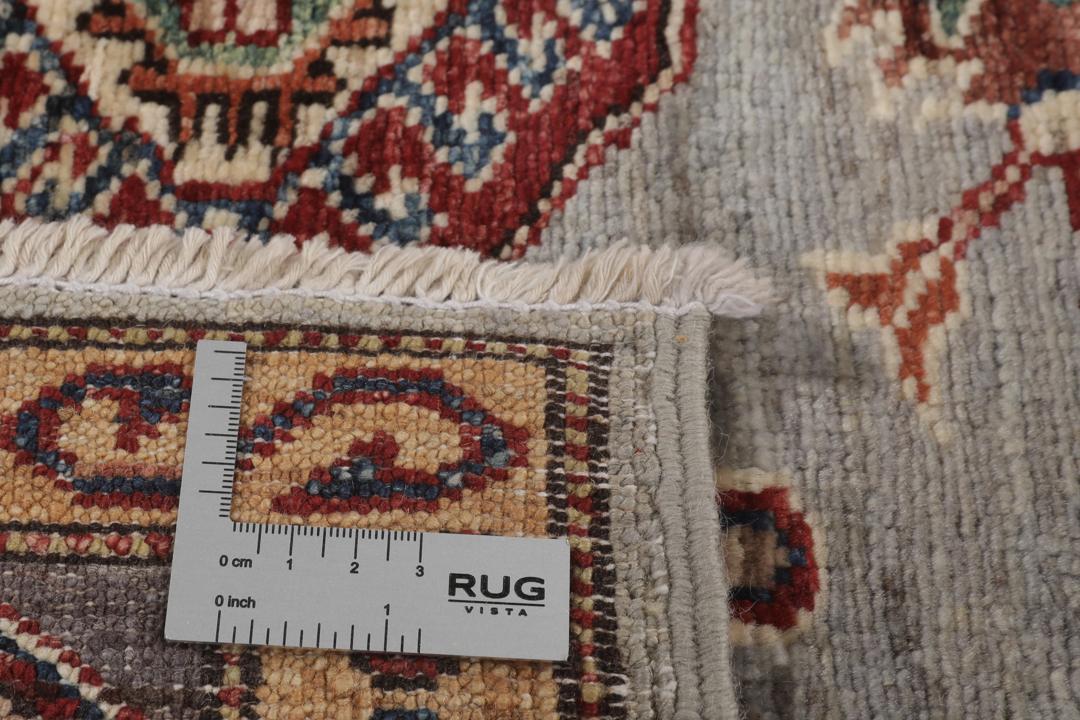 Covor din lână Kazak Ariana înnodat manual, provenit din Afganistan, cu câmp gri și modele geometrice