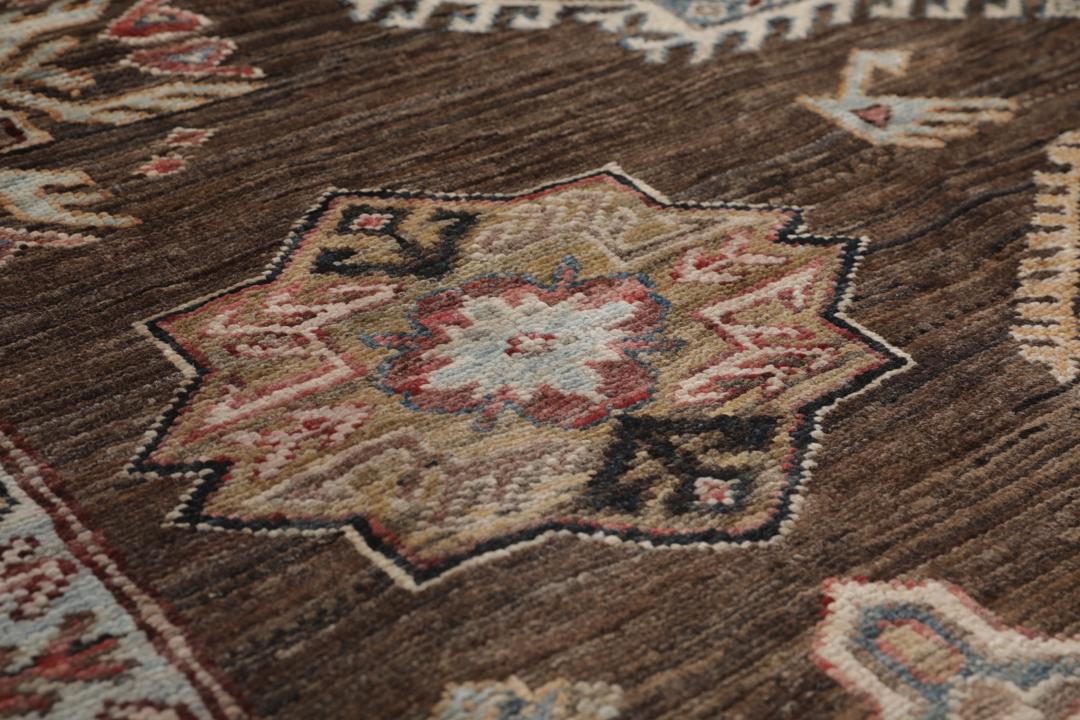 Covor afgan Kazak înnodat manual cu un câmp maro și modele geometrice complexe