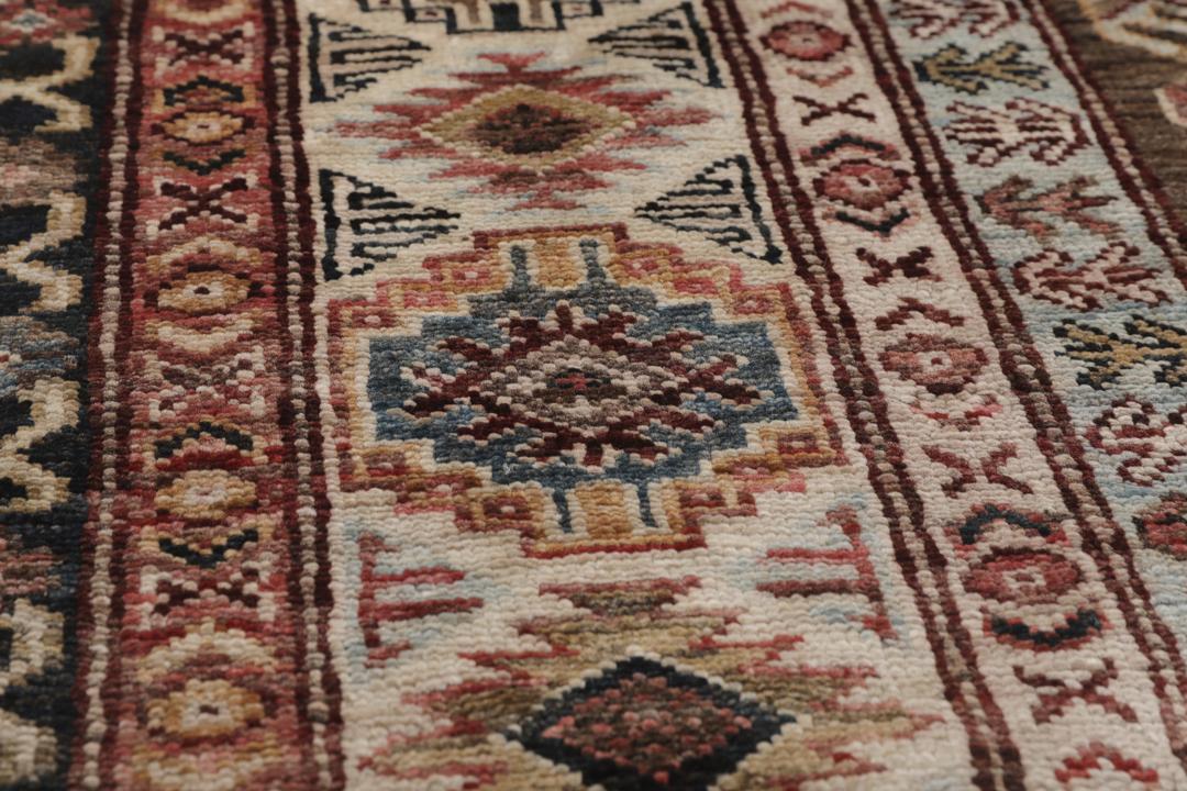 Covor afgan Kazak înnodat manual cu un câmp maro și modele geometrice complexe