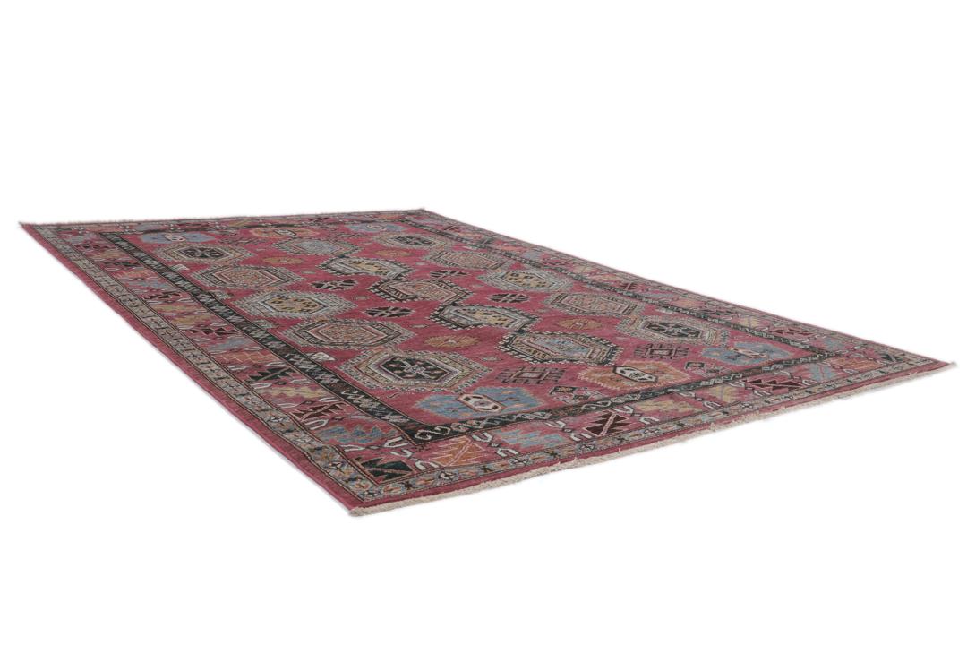 Un covor roșu vibrant Kazak Ariana cu medalioane geometrice complexe, înnodat manual în Afganistan.