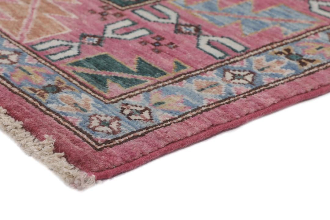 Un covor roșu vibrant Kazak Ariana cu medalioane geometrice complexe, înnodat manual în Afganistan.