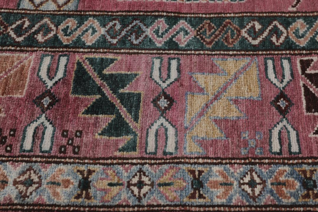 Un covor roșu vibrant Kazak Ariana cu medalioane geometrice complexe, înnodat manual în Afganistan.