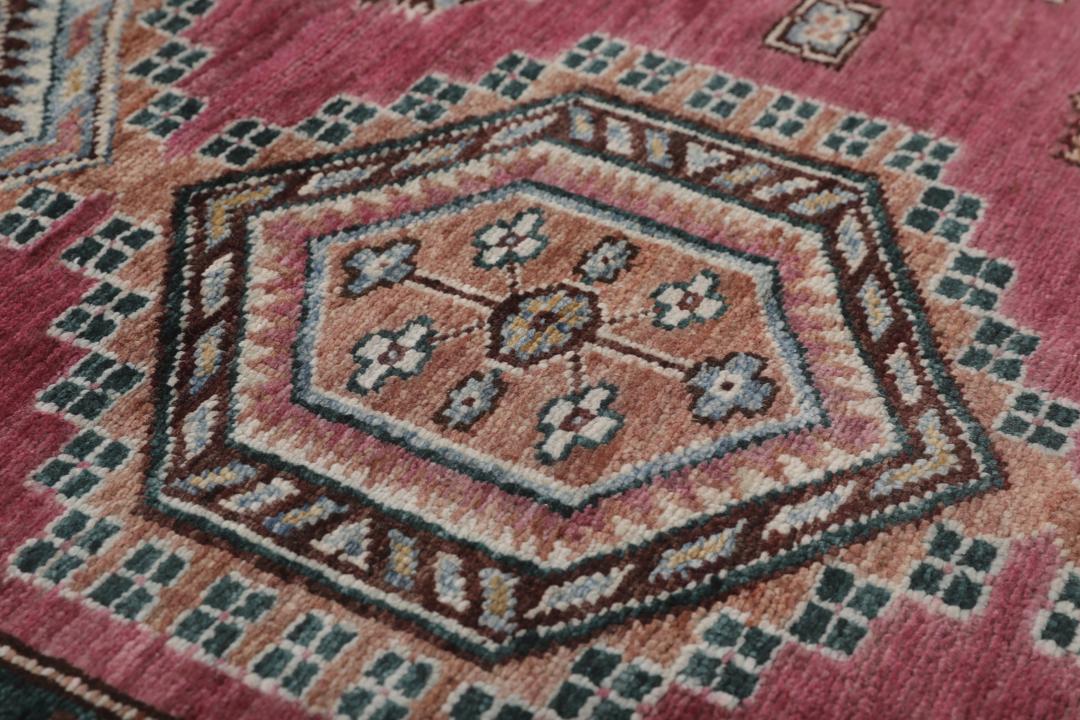 Un covor roșu vibrant Kazak Ariana cu medalioane geometrice complexe, înnodat manual în Afganistan.