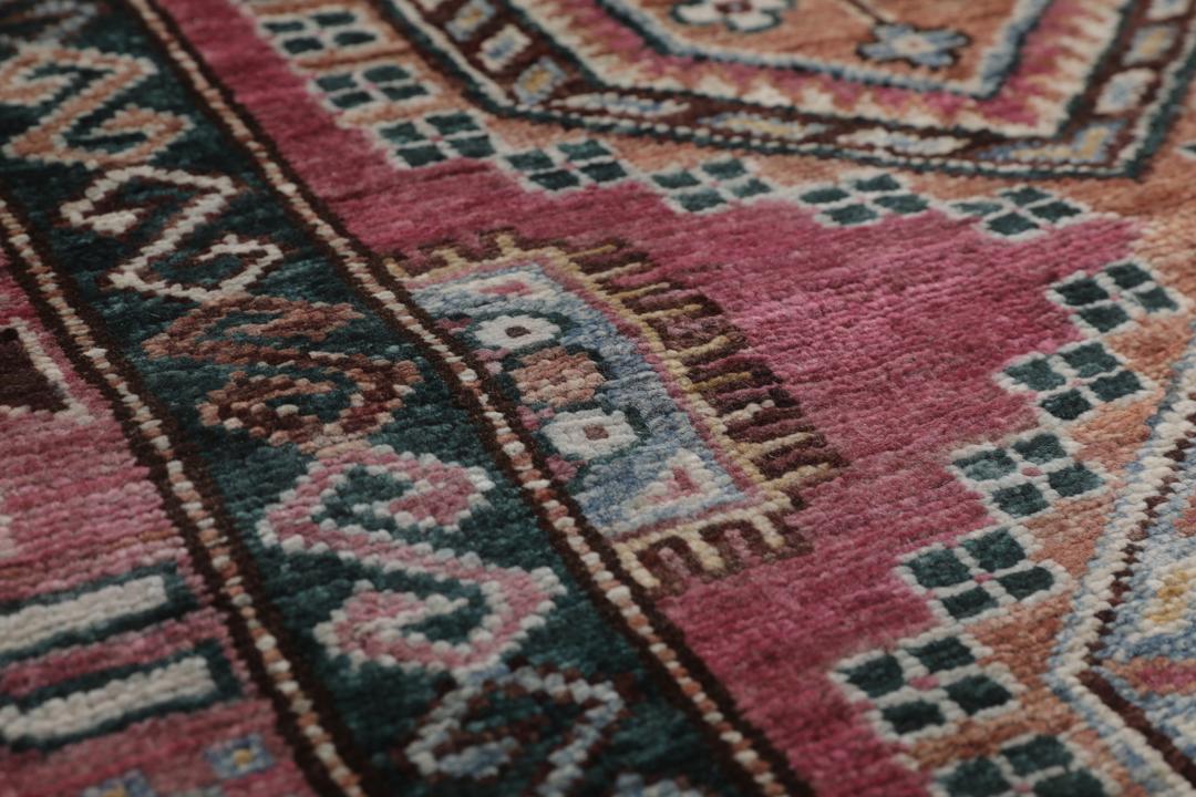 Un covor roșu vibrant Kazak Ariana cu medalioane geometrice complexe, înnodat manual în Afganistan.