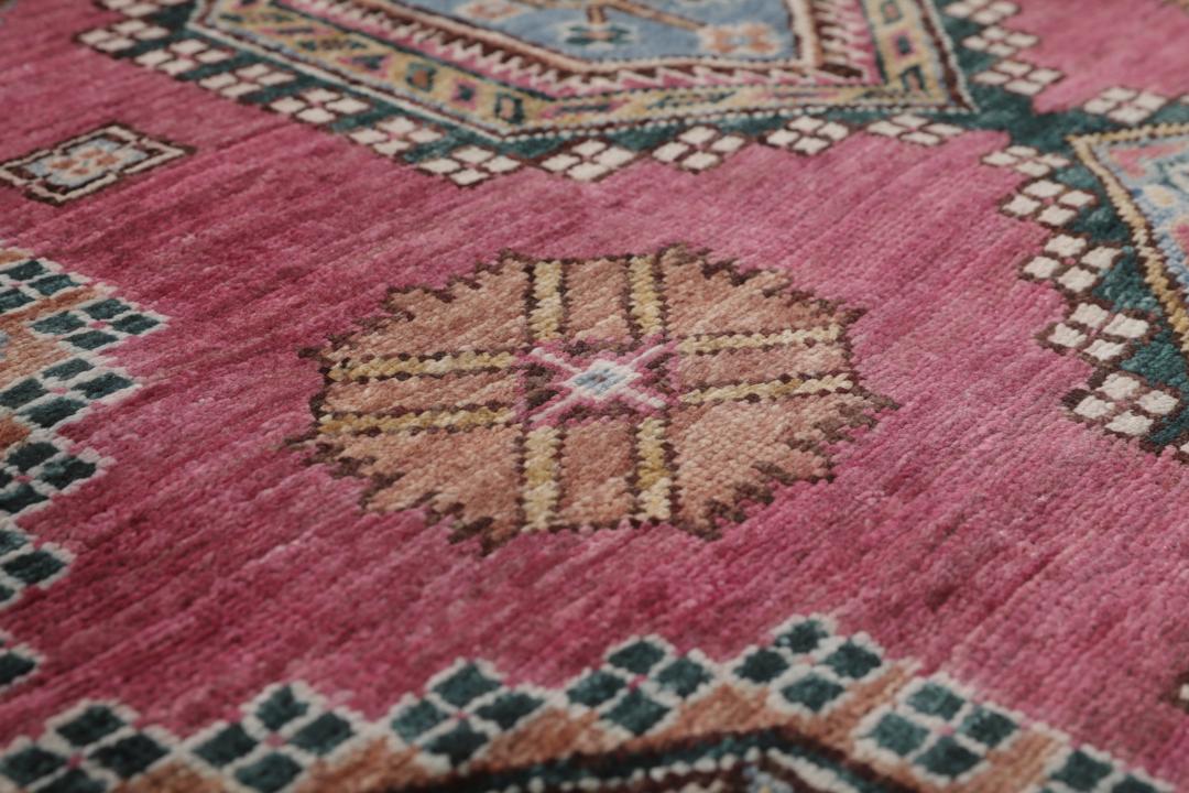 Un covor roșu vibrant Kazak Ariana cu medalioane geometrice complexe, înnodat manual în Afganistan.