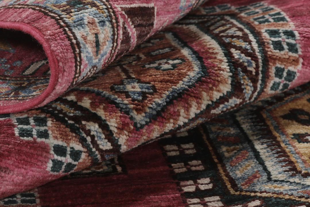 Un covor roșu vibrant Kazak Ariana cu medalioane geometrice complexe, înnodat manual în Afganistan.