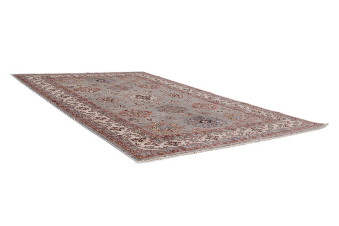 Covor Kazak înnodat manual, originar din Afganistan, cu un câmp gri și modele geometrice