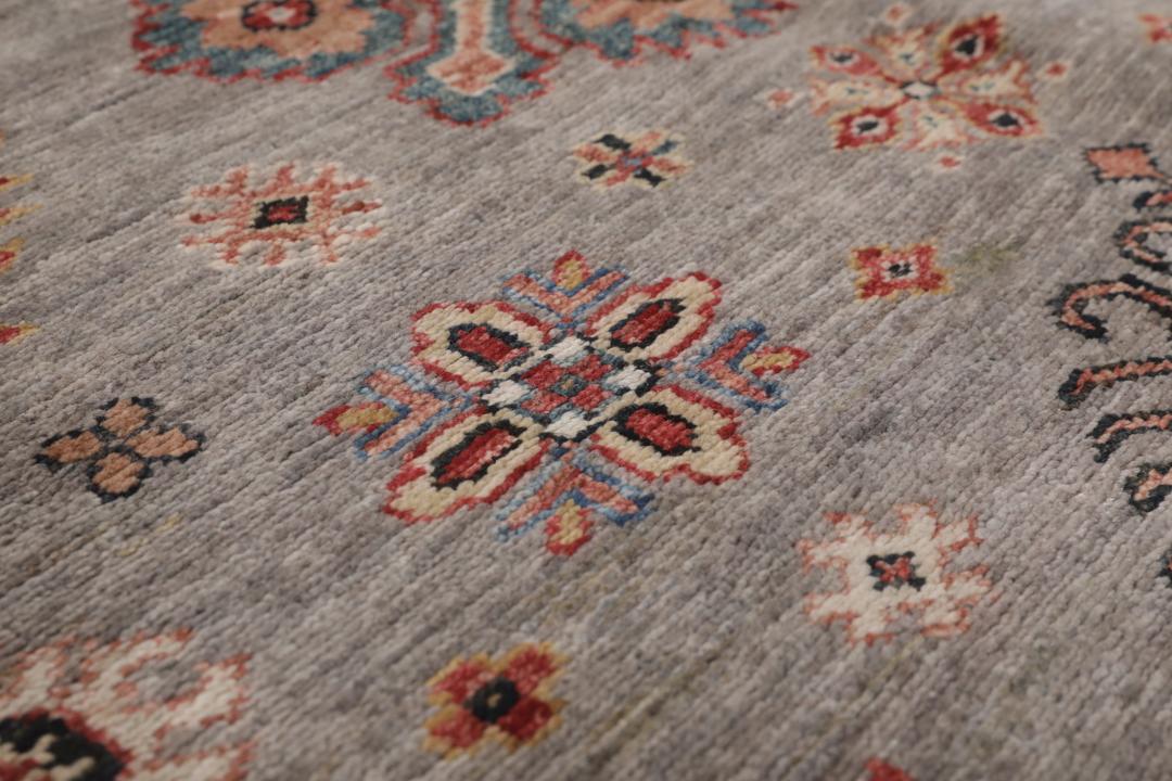 Covor Kazak înnodat manual, originar din Afganistan, cu un câmp gri și modele geometrice