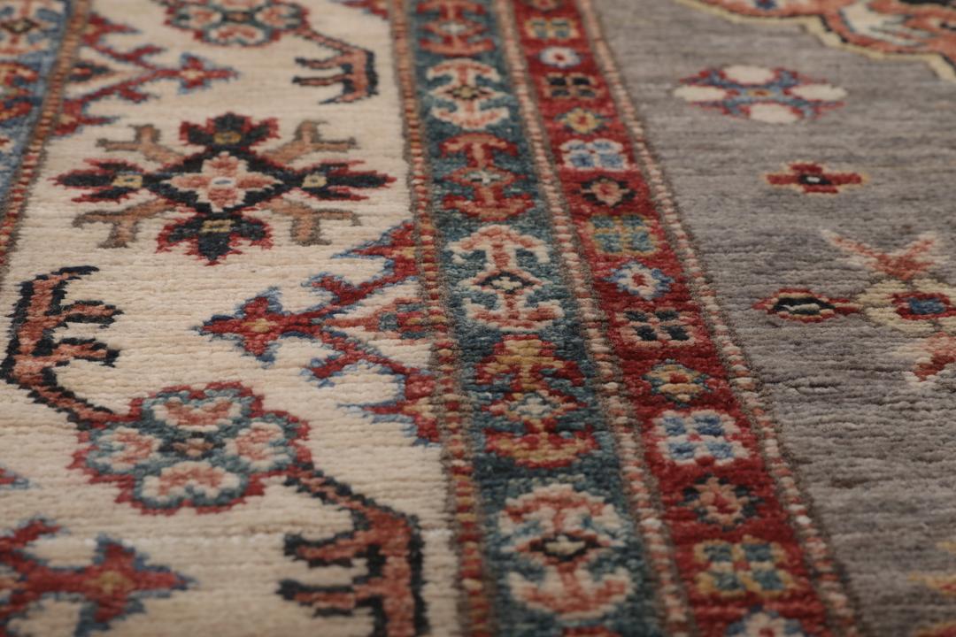 Covor Kazak înnodat manual, originar din Afganistan, cu un câmp gri și modele geometrice