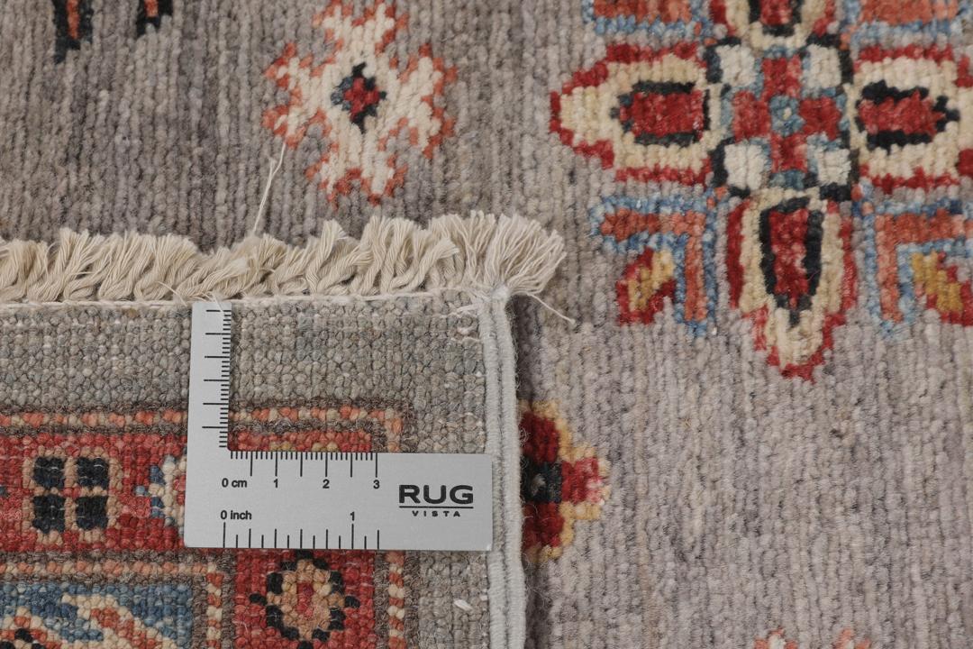 Covor Kazak înnodat manual, originar din Afganistan, cu un câmp gri și modele geometrice