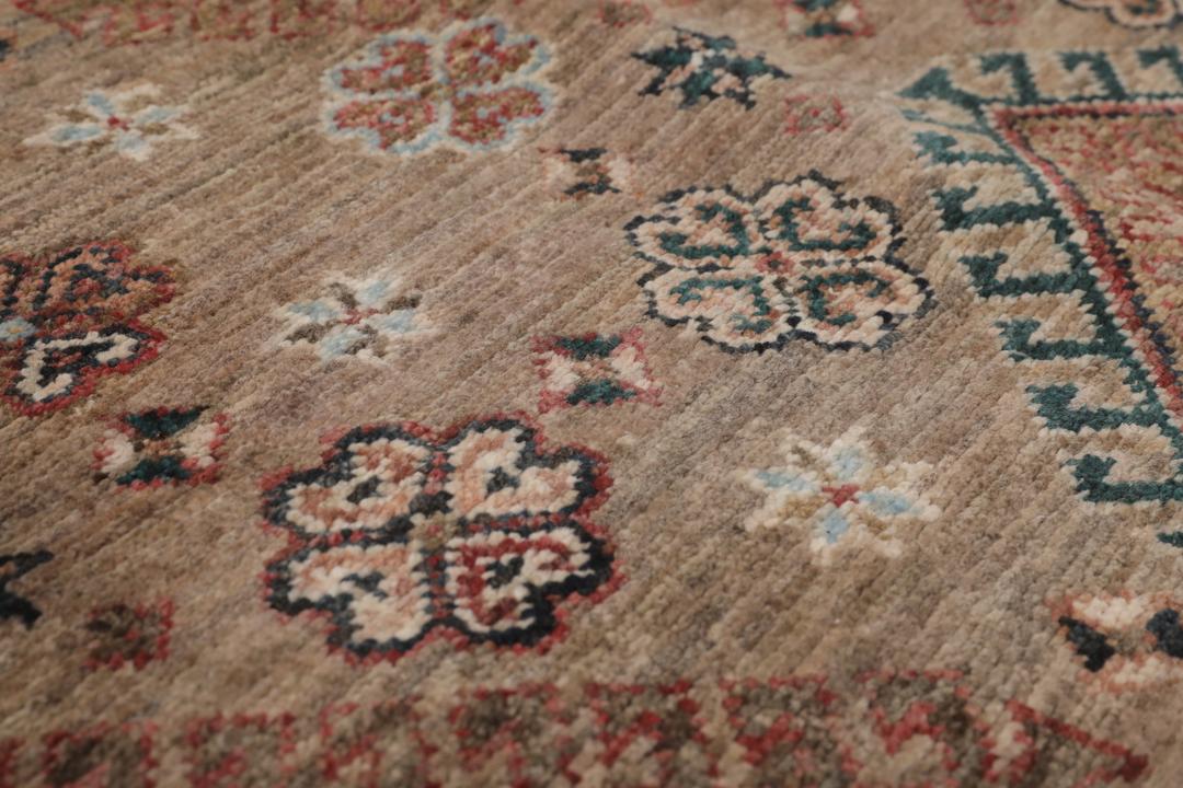 Handgeknüpfter Kazak Ariana Teppich mit traditionellen Mustern in Brauntönen aus Afghanistan