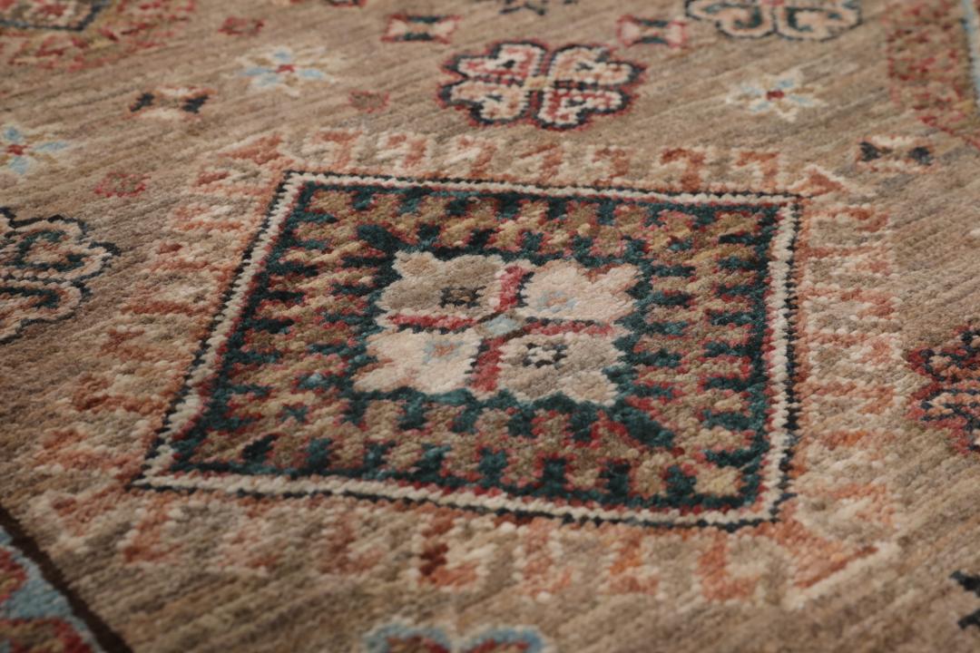 Handgeknüpfter Kazak Ariana Teppich mit traditionellen Mustern in Brauntönen aus Afghanistan