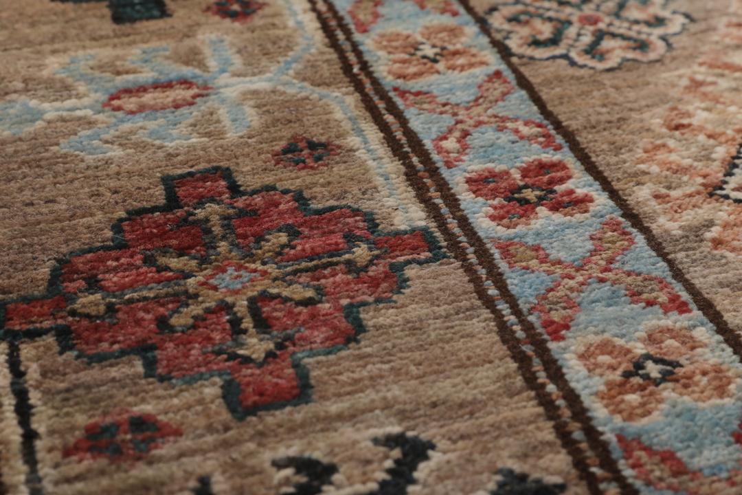 Handgeknüpfter Kazak Ariana Teppich mit traditionellen Mustern in Brauntönen aus Afghanistan