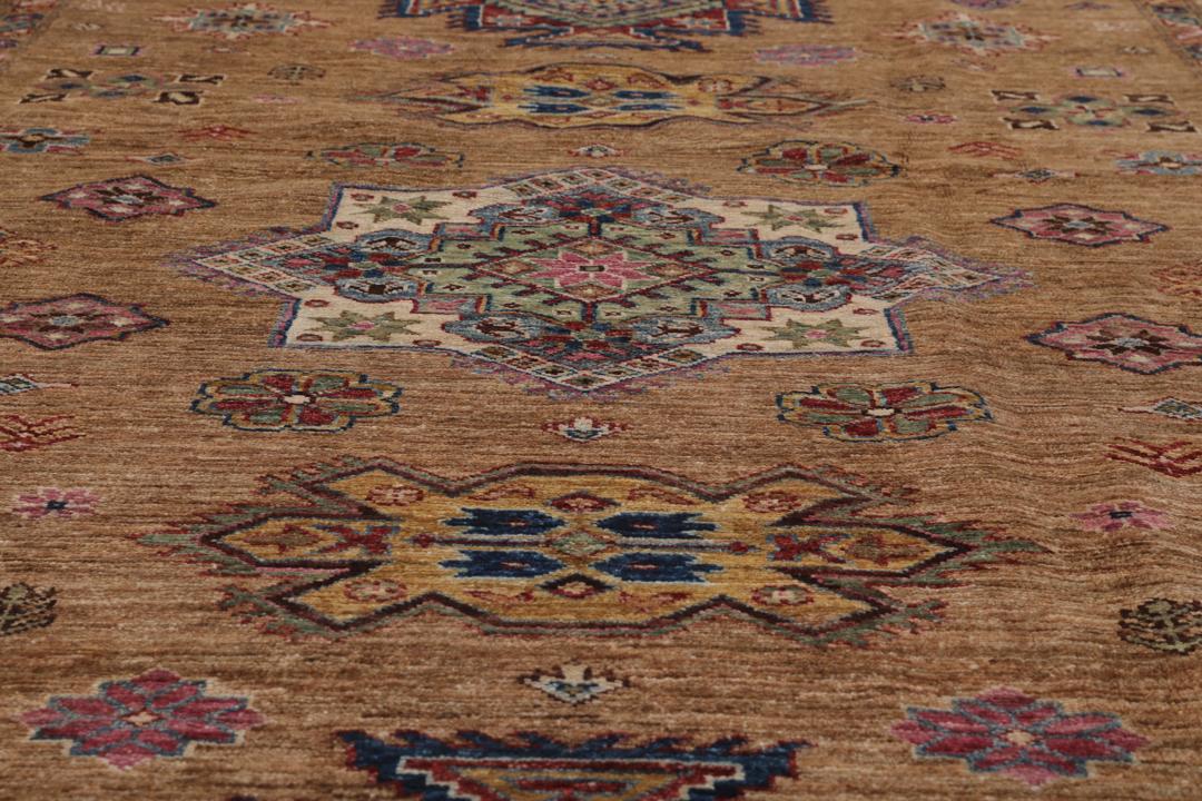 Covor Kazak Ariana înnodat manual din Afganistan cu câmp maro și motive geometrice