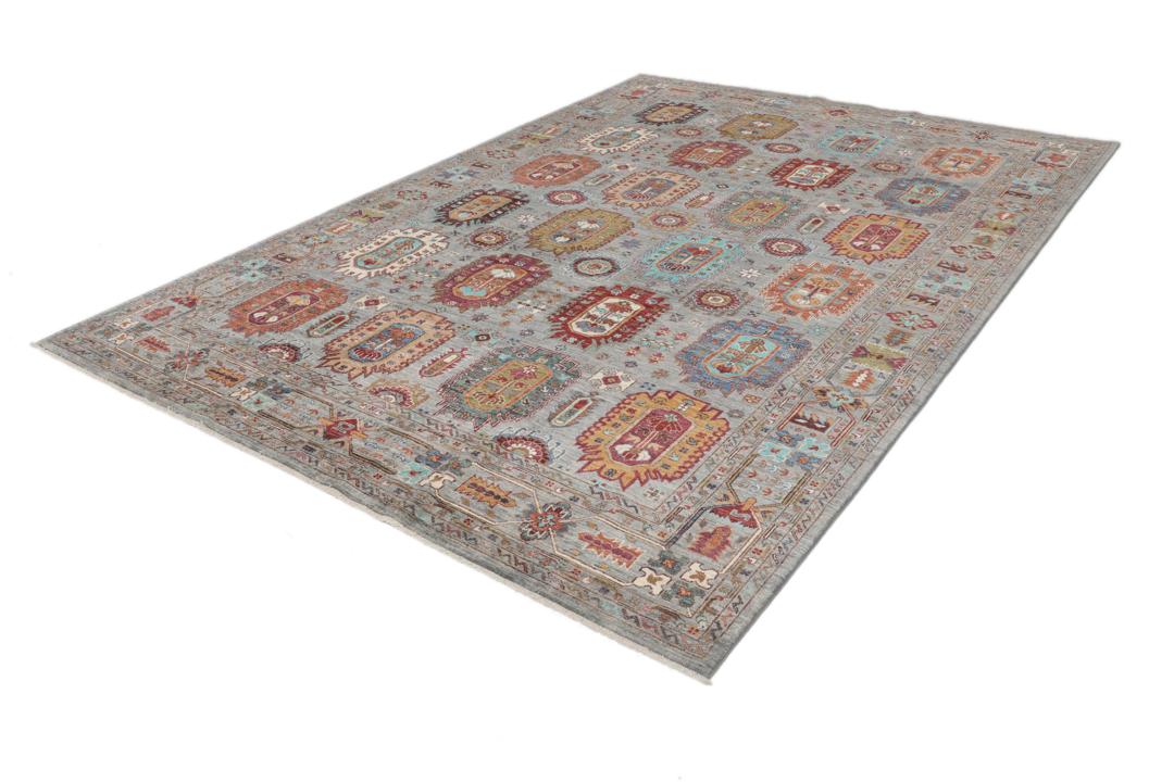 Alfombra de lana anudada a mano procedente de Afganistán con intrincados motivos multicolor sobre un fondo gris.