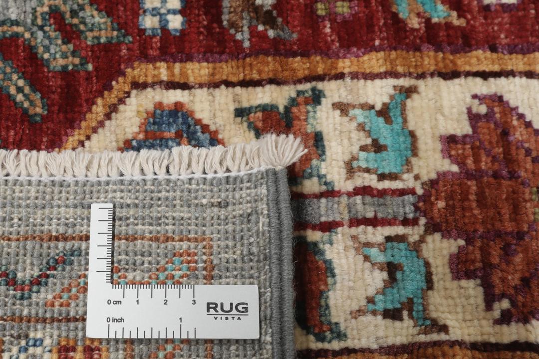 Alfombra de lana anudada a mano procedente de Afganistán con intrincados motivos multicolor sobre un fondo gris.