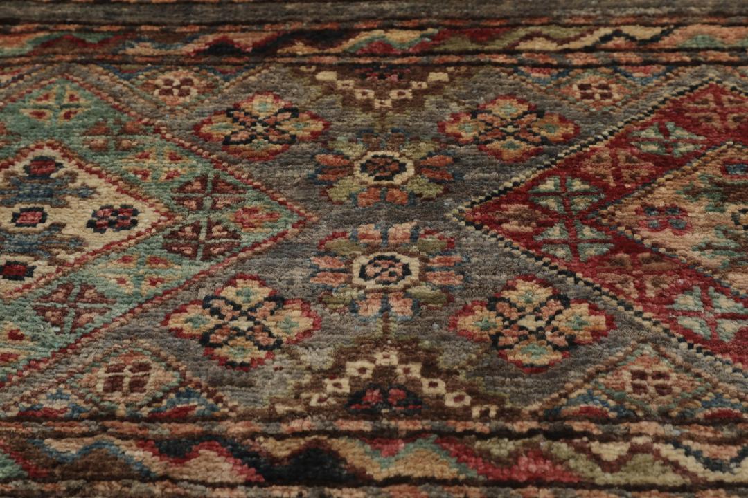 Håndknyttet afghansk tæppe med røde og blå geometriske mønstre