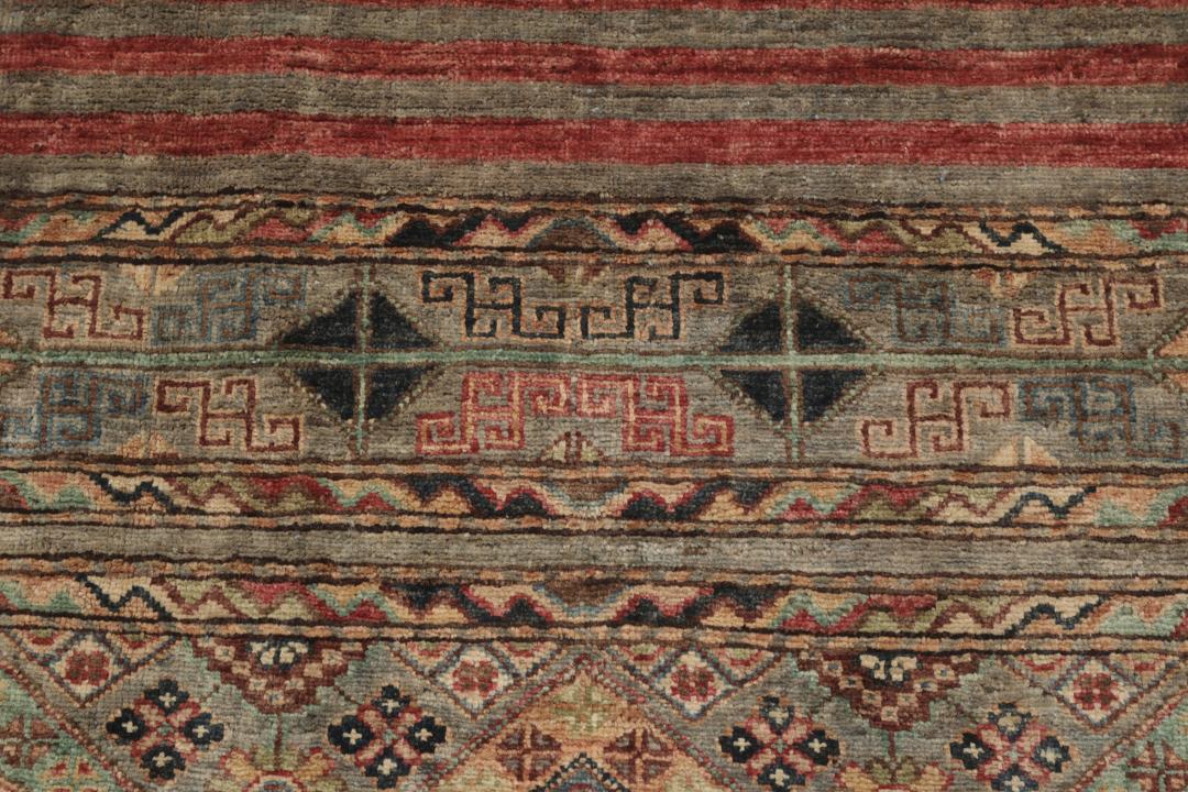 Håndknyttet afghansk tæppe med røde og blå geometriske mønstre