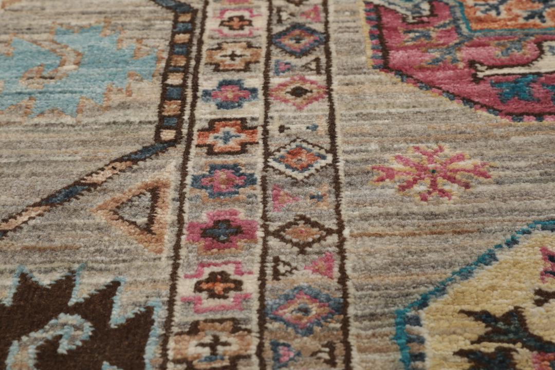 Un covor înnodat manual Kazak Ariana din Afganistan, cu motive geometrice colorate pe un fundal bej.